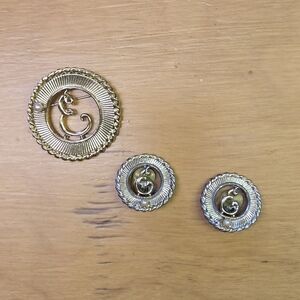 Vintage gold tone E with faux pearl accent brooch & clip on earrings